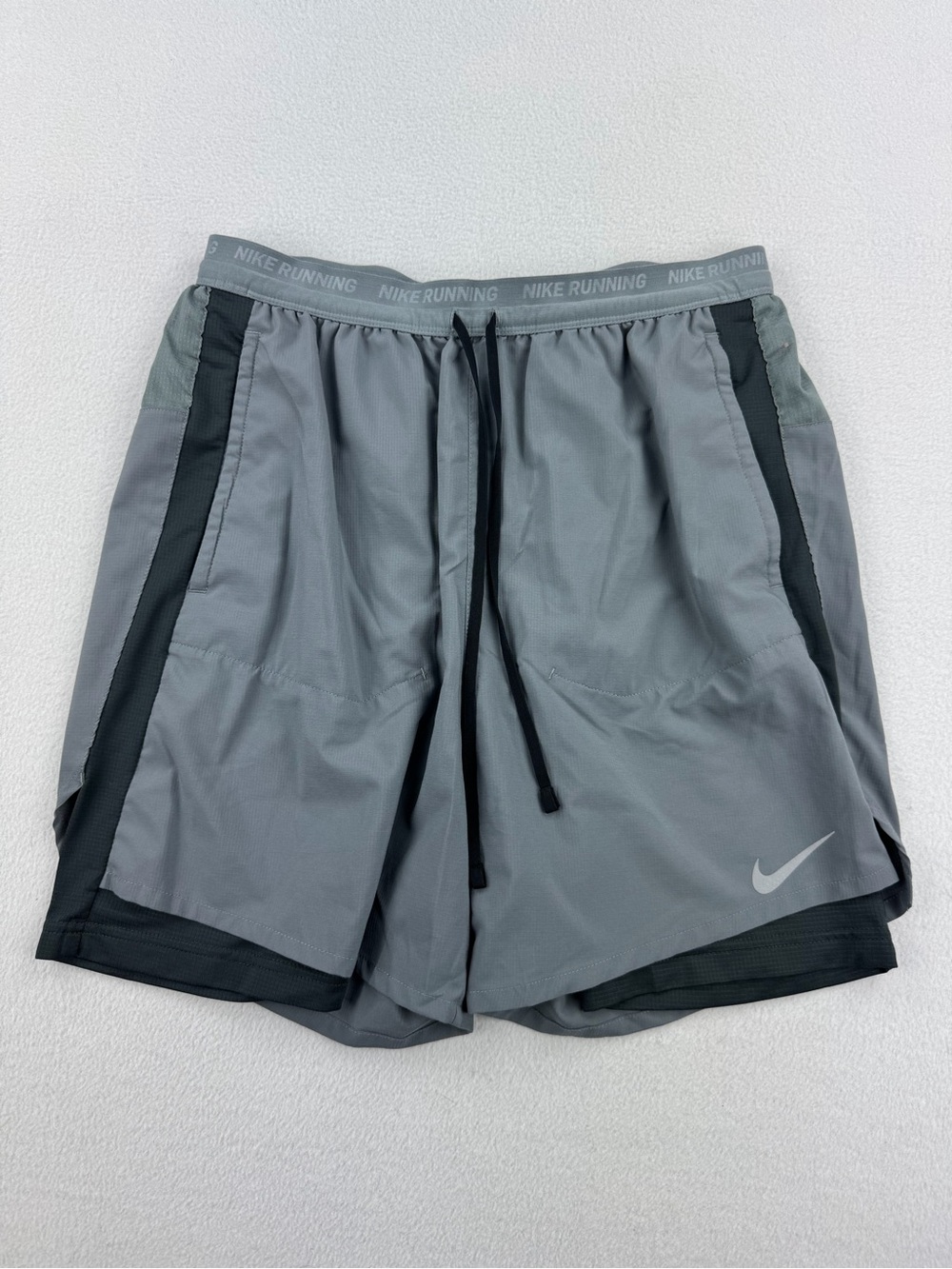 Nike Mens Dri Fit Stride 5” Inseam Hybrid Lined Running Shorts Smoke Gray Size M